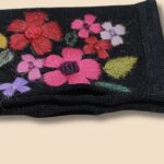 Mitón de alpaca artesanal Amaranta, detalle en pulgar.