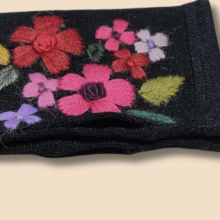 Mitón de alpaca artesanal Amaranta, detalle en pulgar.
