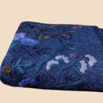 Ruana de baby alpaca Doblada reversible con bordados a mano modelo PETALURIA