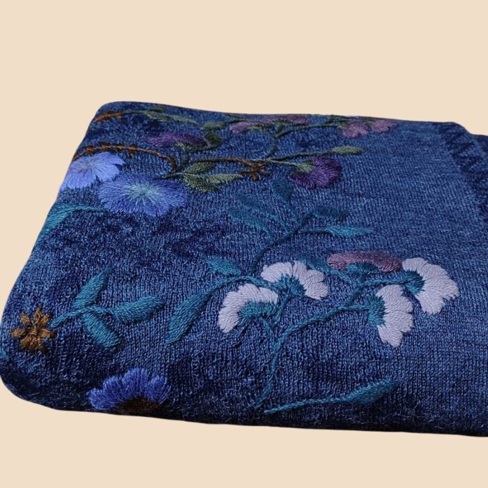 Ruana de baby alpaca Doblada reversible con bordados a mano modelo PETALURIA