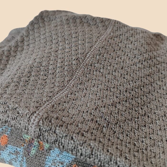Detalle cuello de Poncho EMMA de baby alpaca en color visón, prenda ligera, elegante y artesanal hecha en Perú.