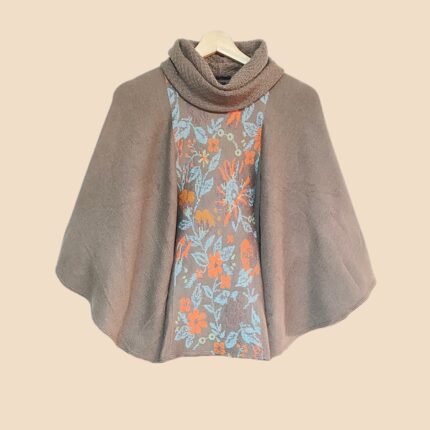Poncho EMMA de baby alpaca en color visón, prenda ligera, elegante y artesanal hecha en Perú.