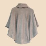 Espalda de Poncho EMMA de baby alpaca en color visón, prenda ligera, elegante y artesanal hecha en Perú.