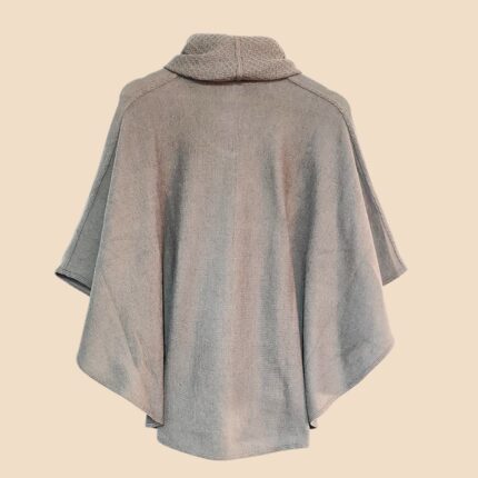 Espalda de Poncho EMMA de baby alpaca en color visón, prenda ligera, elegante y artesanal hecha en Perú.